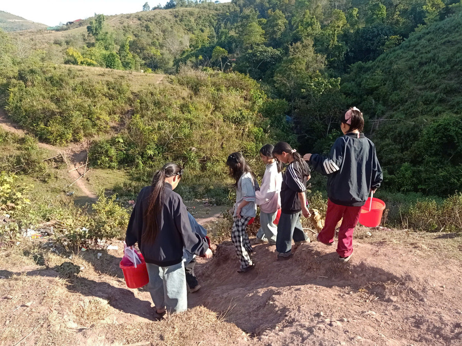 Cung đường đến mó nước của học sinh Trường PTDTBT Tiểu học & THCS Nậm Ngà.