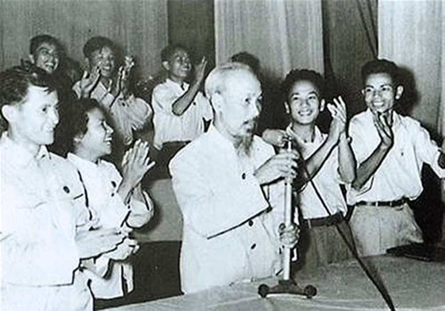 Chủ tịch Hồ Chí Minh đọc thư chúc Tết xuân năm 1968. Ảnh tư liệu.