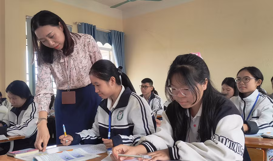 Nhà giáo Tiêu biểu Trương Thị Hòa và học trò ở trên lớp. Ảnh: Thế Lượng