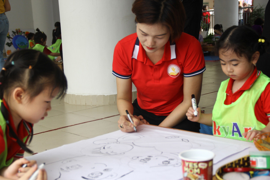 Cô và trò Trường Mầm non Đoàn Thị Điểm (Tây Hồ, Hà Nội). Ảnh: TG som-dua-luat-nha-giao-vao-thuc-tien-2.jpg
