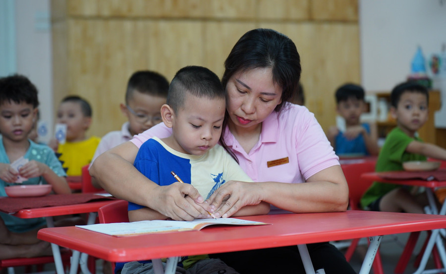Cô và trò Trường Mẫu giáo số 2 Ba Đình (Hà Nội). Ảnh: Xuân Phú