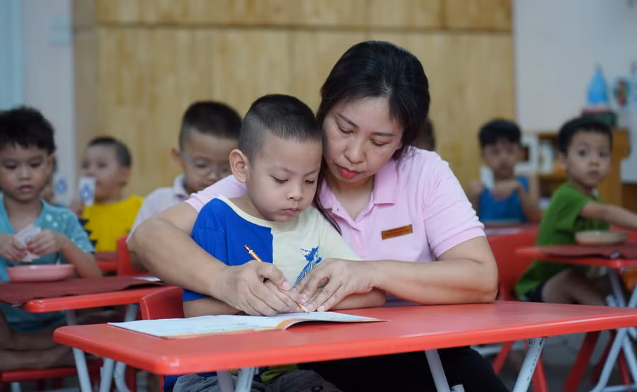 Cô và trò Trường Mẫu giáo số 2 Ba Đình (Hà Nội). Ảnh: Xuân Phú