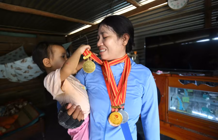 Vợ chồng chị Rcom H’Điêt mong rằng sẽ có sức khỏe để làm việc lo cho người con bị tim bẩm sinh.