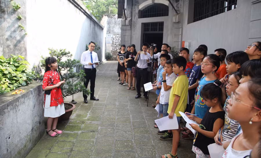 Học sinh tham quan Nhà tù Hỏa Lò. Ảnh: Vân Anh