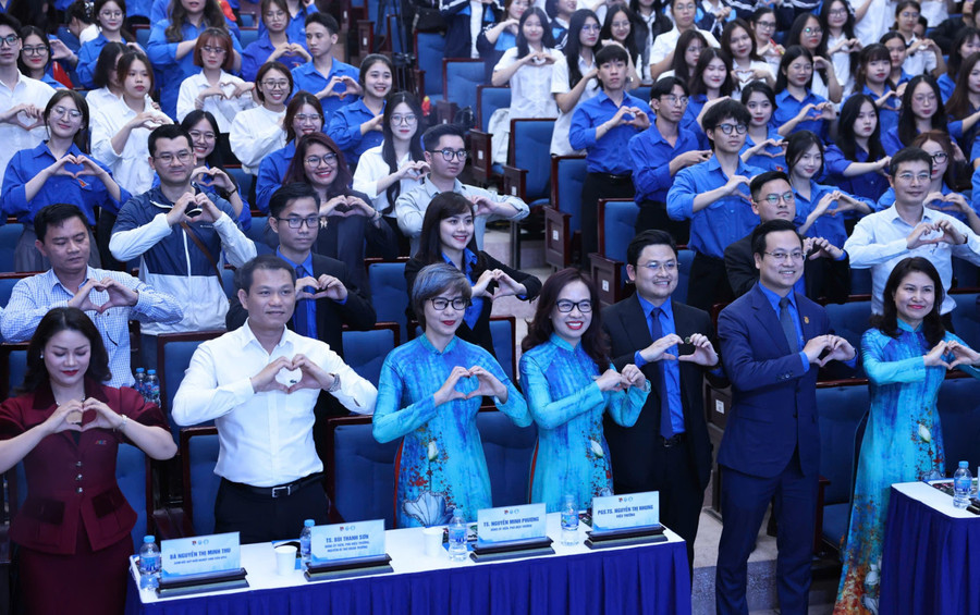 Cán bộ, giảng viên, sinh viên Trường Đại học Mở Hà Nội kỷ niệm 94 năm ngày thành lập Đoàn TNCS Hồ Chí Minh. Ảnh: Thanh Tùng