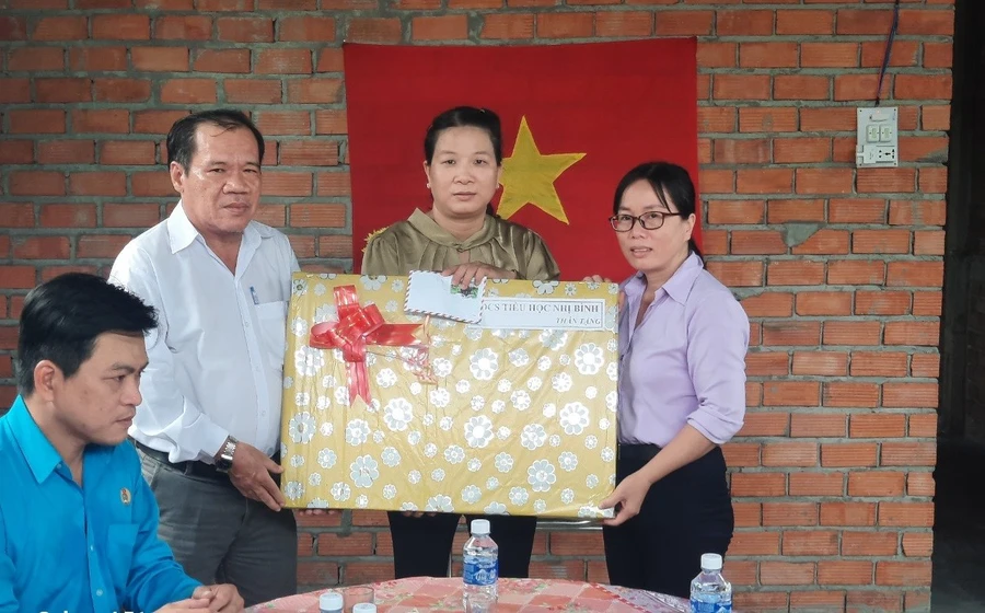 Nhà trường, đồng nghiệp Trường Tiểu học Nhị Bình (Châu Thành, Tiền Giang) tặng quà, hỗ trợ đồng nghiệp khi được trao Mái ấm Công đoàn. Ảnh: CTV