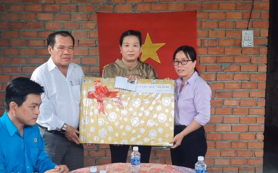 Nhà trường, đồng nghiệp Trường Tiểu học Nhị Bình (Châu Thành, Tiền Giang) tặng quà, hỗ trợ đồng nghiệp khi được trao Mái ấm Công đoàn. Ảnh: CTV