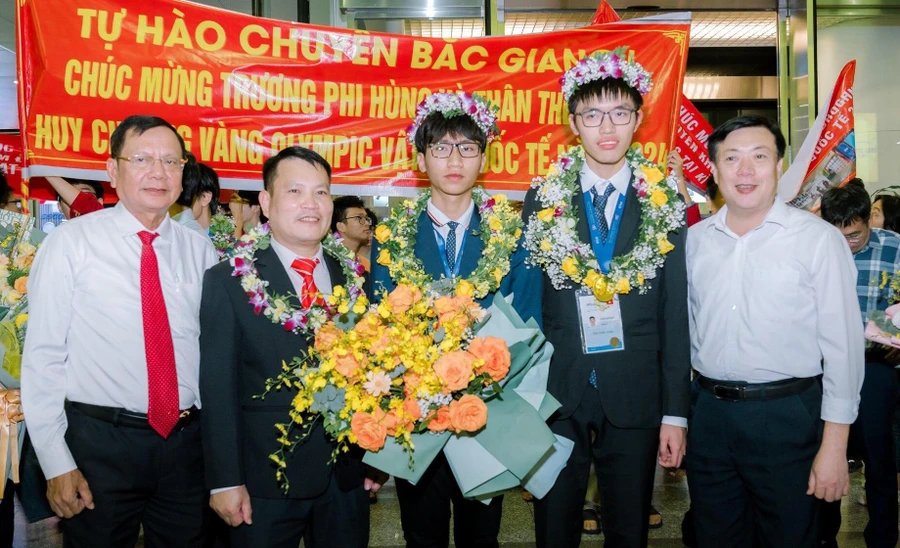 Ông Nguyễn Văn Thêm - Phó Giám đốc Sở GD&ĐT Bắc Giang (ngoài cùng bên trái) và đoàn đón Thân Thế Công và Trương Phi Hùng. 