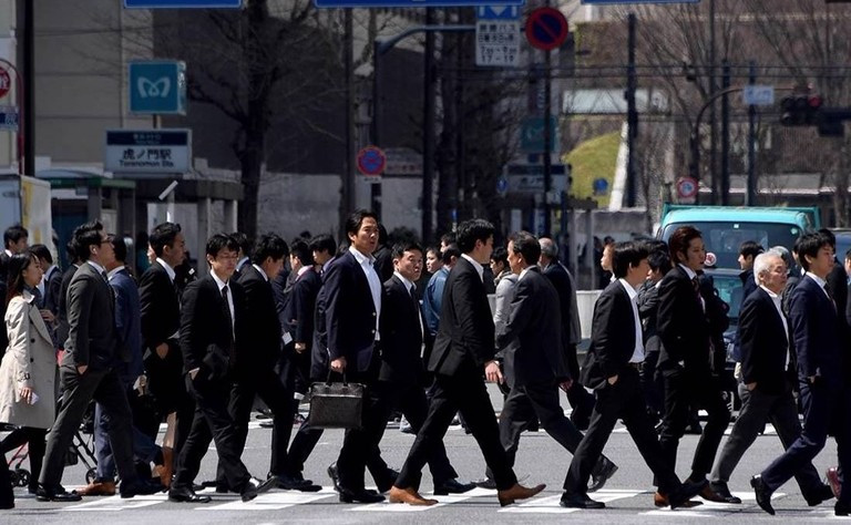 Rút ngắn thời gian làm việc của người lao động đang là xu hướng toàn cầu. Ảnh: Japan Times