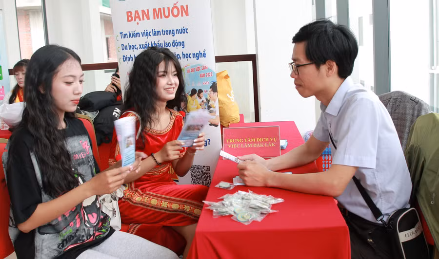 Học sinh tại Đắk Lắk sau khi tốt nghiệp trung cấp nghề được tư vấn, giới thiệu việc làm.