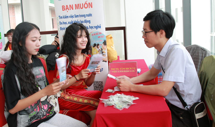 Học sinh tại Đắk Lắk sau khi tốt nghiệp trung cấp nghề được tư vấn, giới thiệu việc làm.