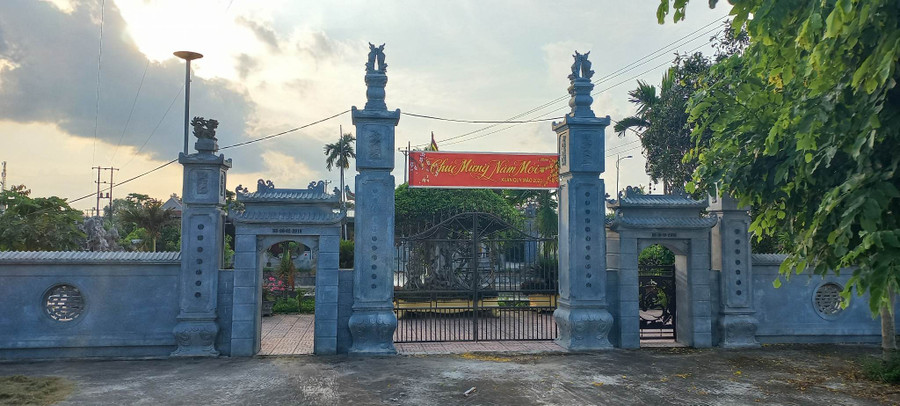 Tam quan miếu Quan Nghè tại Ninh Bình thờ Hoàng giáp Đinh Thúc Thông. chuyen-hai-vi-hoang-giap-tung-phai-di-lam-thue-tru-no-3.jpg