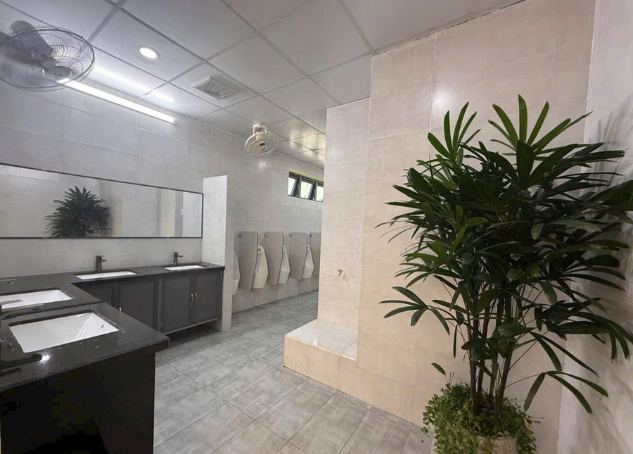Nhà vệ sinh Trường THCS Lương Định Của (Cát Lái, TPHCM) sạch, đẹp sau khi được cải tạo. Ảnh: NTCC them-co-hoi-cai-thien-co-so-vat-chat-4.jpg