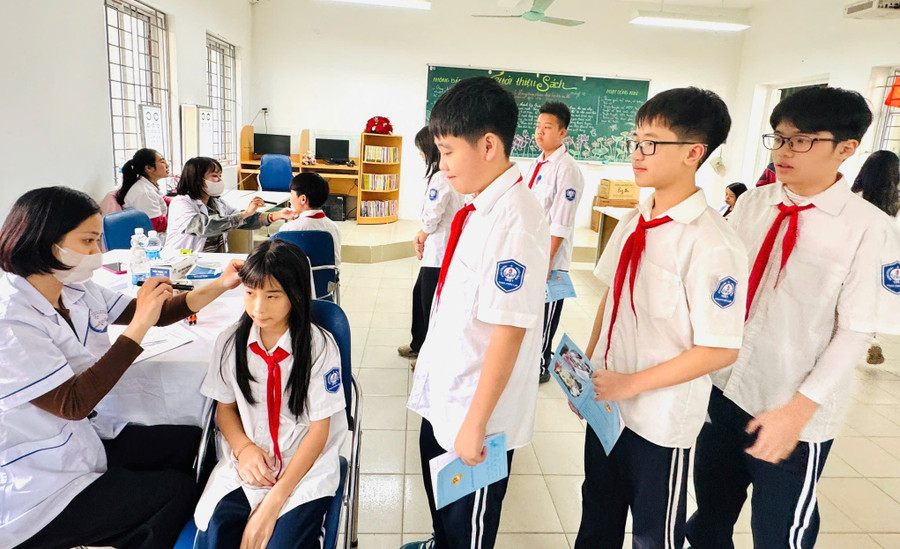 Khám sức khỏe định kỳ cho học sinh Trường THCS Phúc Lợi (Phúc Lợi, Hà Nội).