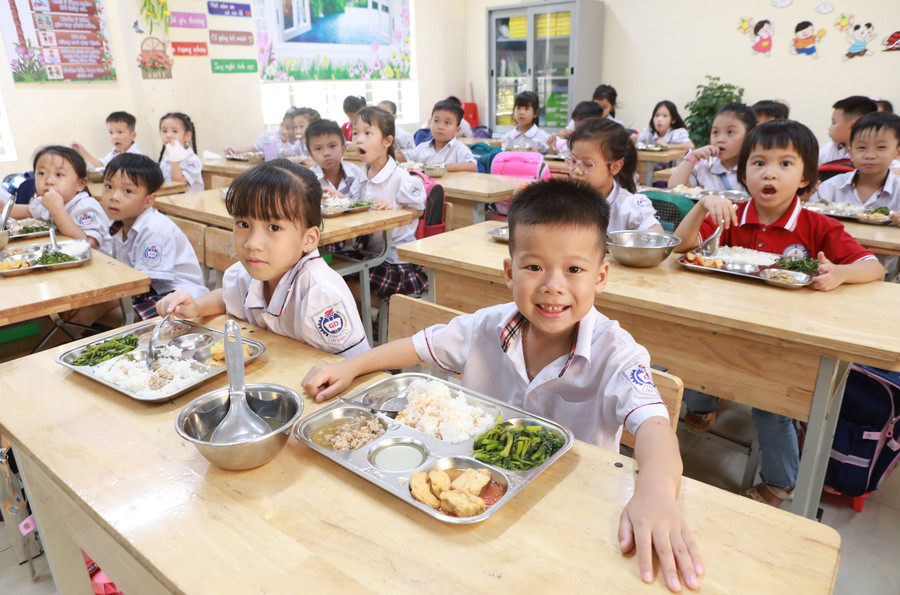 Học sinh Trường Tiểu học Tây Đằng A (Quảng Oai, Hà Nội) ăn bán trú tại lớp. Ảnh: Đình Tuệ