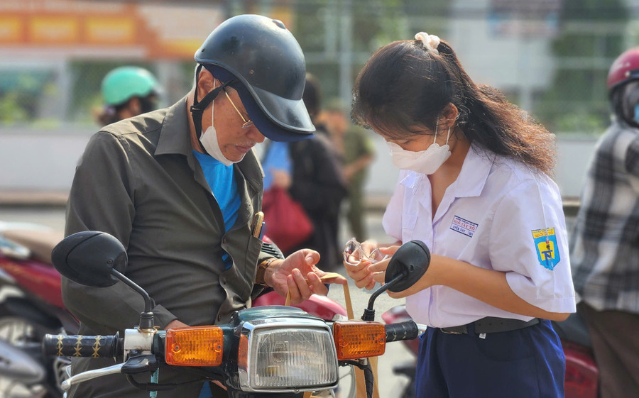 Phụ huynh TPHCM đồng hành cùng con trong những ngày thi. Ảnh: MA ky-nghi-tron-ven-sau-mua-thi-2.jpg