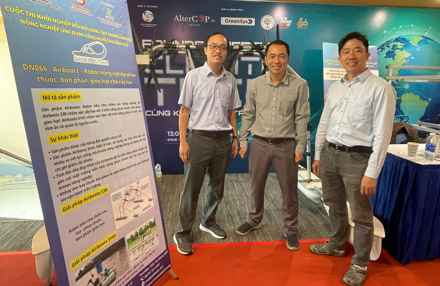 PGS.TS Vũ Ngọc Ánh (bên trái) tại Cuộc thi Khởi nghiệp đổi mới sáng tạo trong lĩnh vực nông nghiệp ứng dụng công nghệ cao. Ảnh: TG