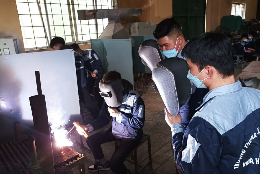 Đào tạo nghề hàn tại Trường Trung cấp nghề Giao thông công chính Hà Nội.