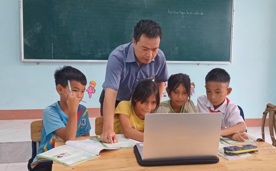 Thầy Hoàng Dương Hòa, giáo viên Trường Tiểu học & THCS A Ngo hướng dẫn học sinh học Tin học. Ảnh: Đăng Đức