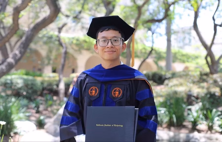 TS Cấn Trần Thành Trung trong lễ tốt nghiệp tại Viện Công nghệ California. 