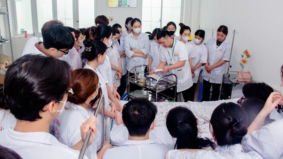 Sinh viên Trường Cao đẳng Dược Hà Nội trong giờ thực hành chuyên ngành điều dưỡng. Ảnh: NTCC