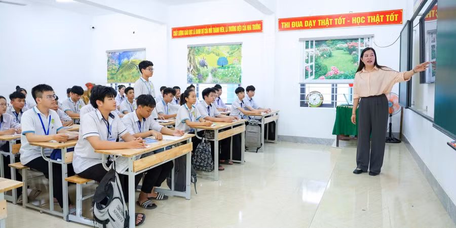 Cô trò Trường THCS Trà Lân (Con Cuông, Nghệ An). Ảnh: Hồ Lài