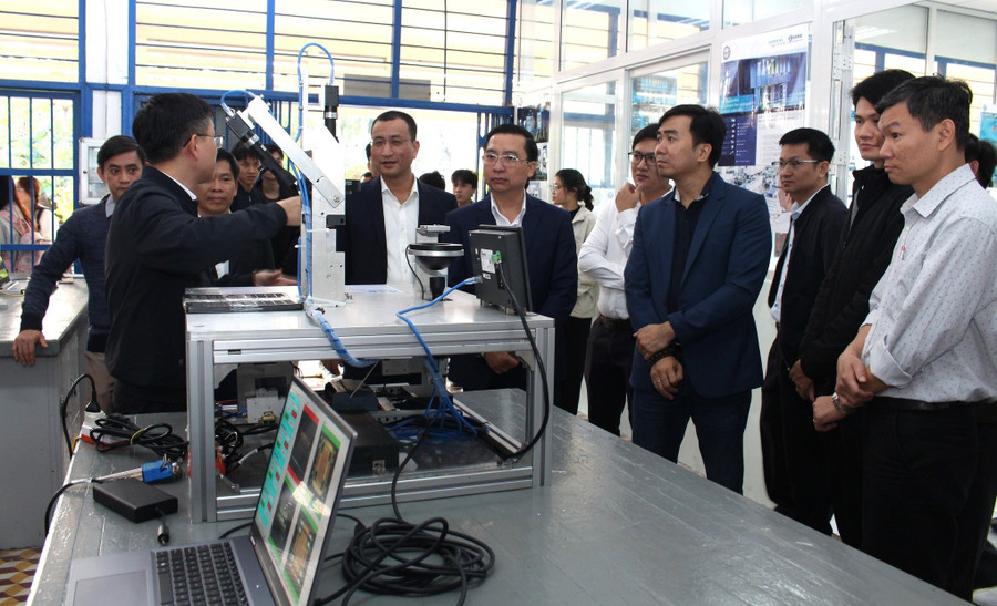 Trường Đại học Sư phạm Kỹ thuật (Đại học Đà Nẵng) tiếp nhận thiết bị phòng thực hành do doanh nghiệp tài trợ. Ảnh: NTCC