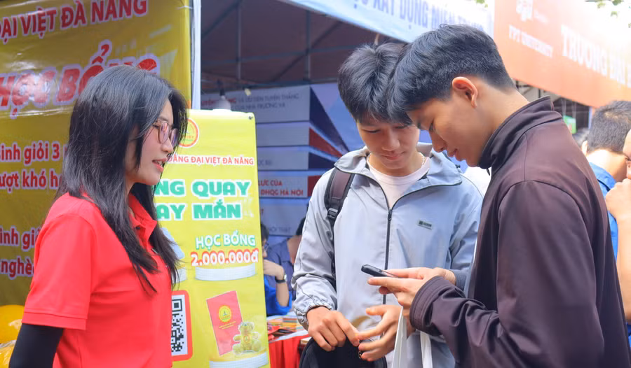 Học sinh tìm hiểu các ngành nghề học tại Trường Cao đẳng Đại Việt Đà Nẵng. 