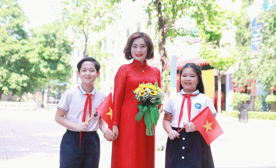 Teachers and students of Ly Thuong Kiet Primary School (Van Mieu - Quoc Tu Giam, Hanoi). Photo: Dinh Tue bao-dam-minh-bach-1.jpg