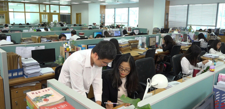 Các Ban Biên tập NXB Giáo dục Việt Nam rà soát, thống kê nội dung liên quan đến thay đổi địa giới hành chính và chính quyền hai cấp để báo cáo Bộ GD&ĐT. Ảnh: NXBGDVN cung cấp dieu-chinh-chuong-tinh-sua-sach-giao-khoa-sau-sap-nhap3.jpg