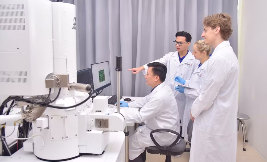 Thầy trò Trường Đại học Khoa học và Công nghệ Hà Nội. Ảnh: NTCC