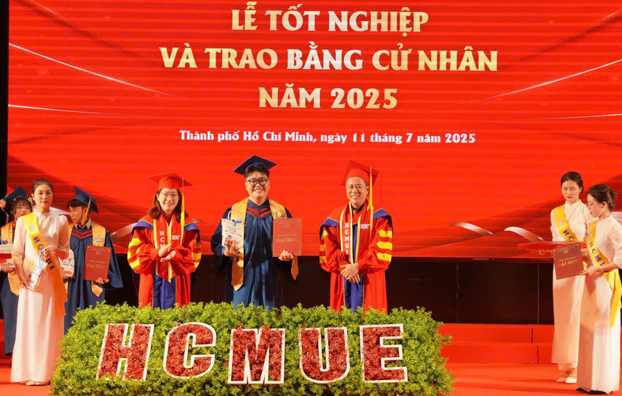 Khoảnh khắc Lâm Tiến nhận bằng tốt nghiệp tại Trường Đại học Sư phạm TPHCM. tu-vo-mong-den-thu-su-pham-1.jpg