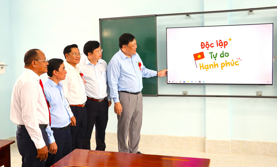 Lãnh đạo tỉnh Cà Mau kiểm tra trang thiết bị công nghệ đầu tư tại Trường THCS - THPT Tân Bằng (Biển Bạch, Cà Mau). chu-dong-cap-nhat-cong-nghe-trong-truong-hoc-2.jpg