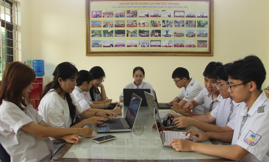 Một buổi họp lên ý tưởng sản xuất tin bài trong mùa thi tốt nghiệp THPT của Câu lạc bộ Truyền thông Trường THPT chuyên Lê Quý Đôn. Ảnh: Minh Đức chap-canh-uoc-mo-nghe-bao-1.jpg