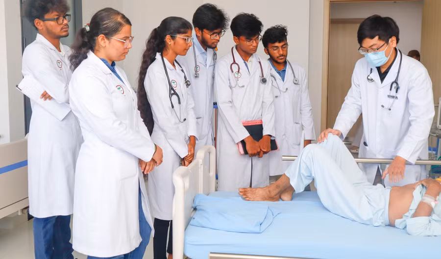 Sinh viên năm thứ nhất Chương trình Y khoa quốc tế thực tập lâm sàng tại hệ thống bệnh viện theo mô hình Viện - Trường. Ảnh: NTCC