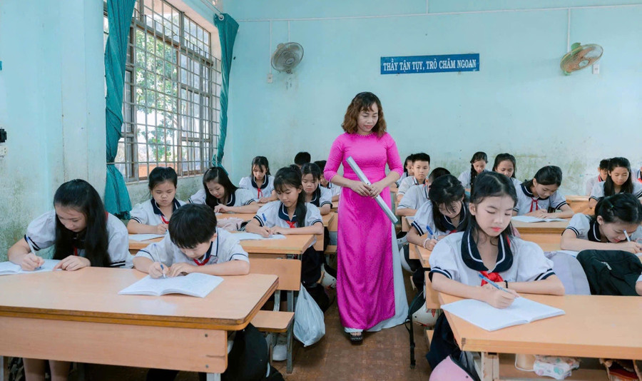 Giờ học của cô và trò Trường Tiểu học Trần Quốc Toản (xã Ea Phê). Ảnh: TT