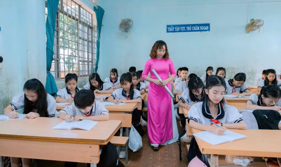 Giờ học của cô và trò Trường Tiểu học Trần Quốc Toản (xã Ea Phê). Ảnh: TT