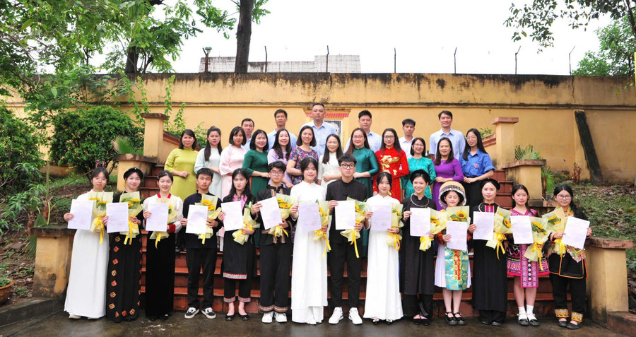 Học sinh Trường PT Vùng cao Việt Bắc được kết nạp Đảng ngay khi còn ngồi trên ghế nhà trường. Ảnh: Phương Thảo