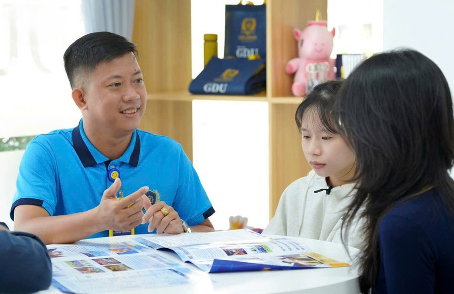 Chuyên gia tư vấn cho học sinh về ngành học. Ảnh: GDU