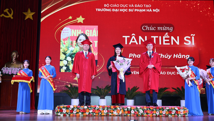 Tân tiến sĩ nhận bằng tốt nghiệp của Trường ĐH Sư phạm Hà Nội. Ảnh: Thanh Tùng