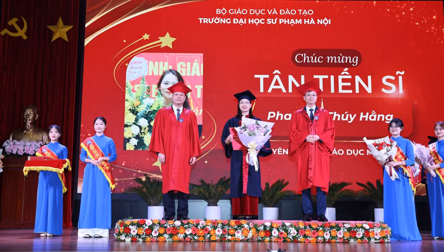 Tân tiến sĩ nhận bằng tốt nghiệp của Trường ĐH Sư phạm Hà Nội. Ảnh: Thanh Tùng