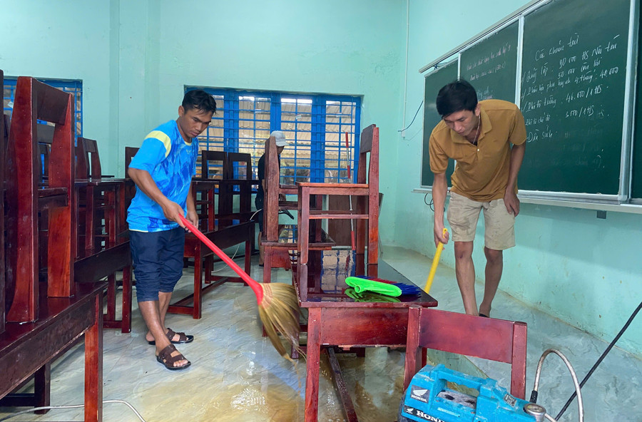 Thầy, cô Trường Phổ thông dân tộc bán trú THCS Nguyễn Bỉnh Khiêm dọn dẹp phòng học để chuẩn bị đón học sinh đến trường. khong-lo-hen-cung-tieng-trong-khai-truong-1.jpg