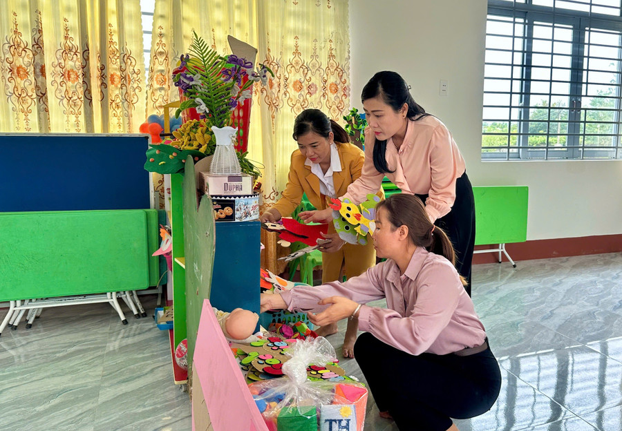 Thầy cô giáo Trường Mầm non Họa Mi (Đắk Lắk) kiểm tra trang thiết bị dạy học. khong-lo-hen-cung-tieng-trong-khai-truong-7.jpg