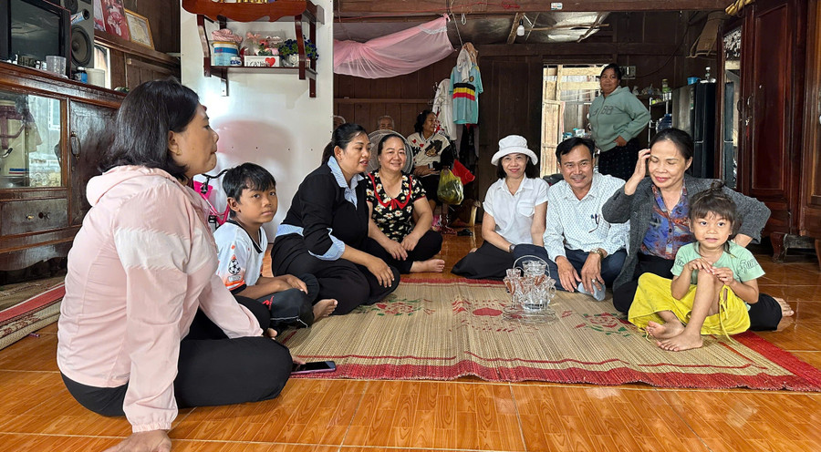 Thầy cô và cán bộ xã ở Đắk Lắk đến nhà vận động học sinh ra lớp. khong-lo-hen-cung-tieng-trong-khai-truong-8.jpg