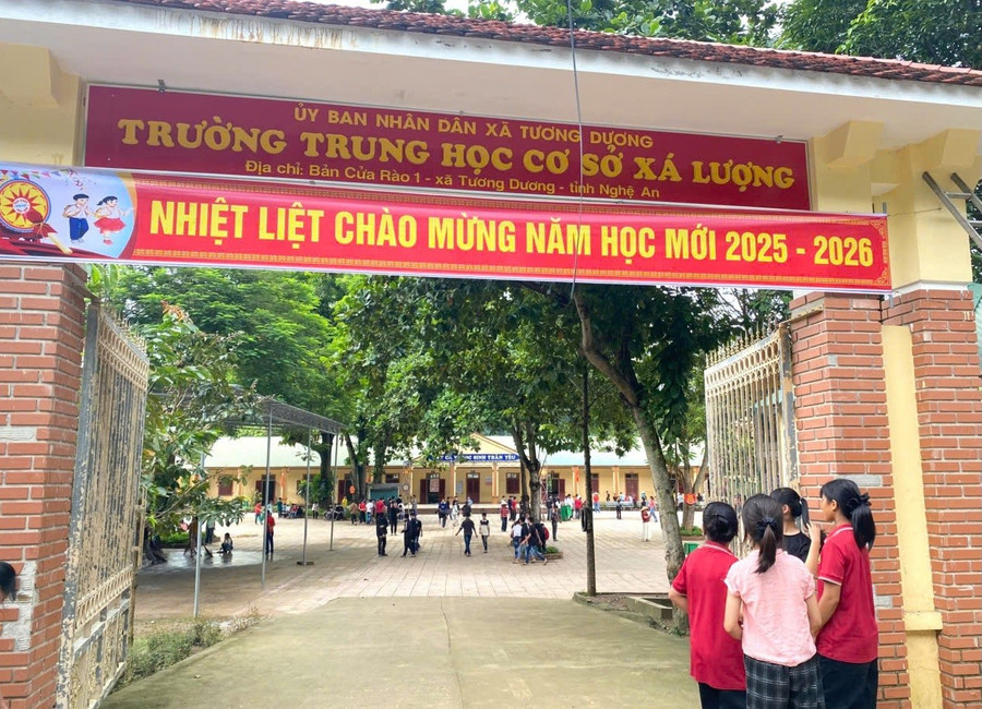 Học sinh Trường THCS Xá Lượng (Tương Dương, Nghệ An) đã quay trở lại trường học đông đủ. khong-lo-hen-cung-tieng-trong-khai-truong-3.jpg