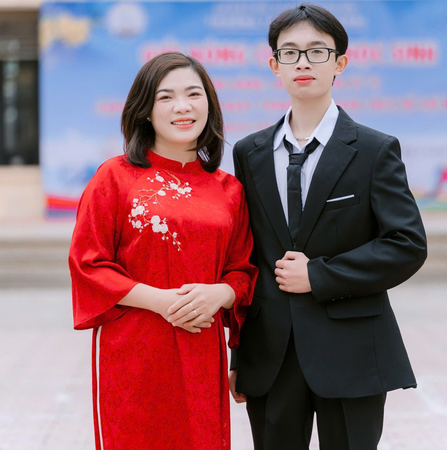 Cô Nguyễn Thị Thu Hiền và học trò. Ảnh: Đình Tuệ bai-giang-chuyen-dong-theo-nhip-cong-nghe-2-2865.jpg