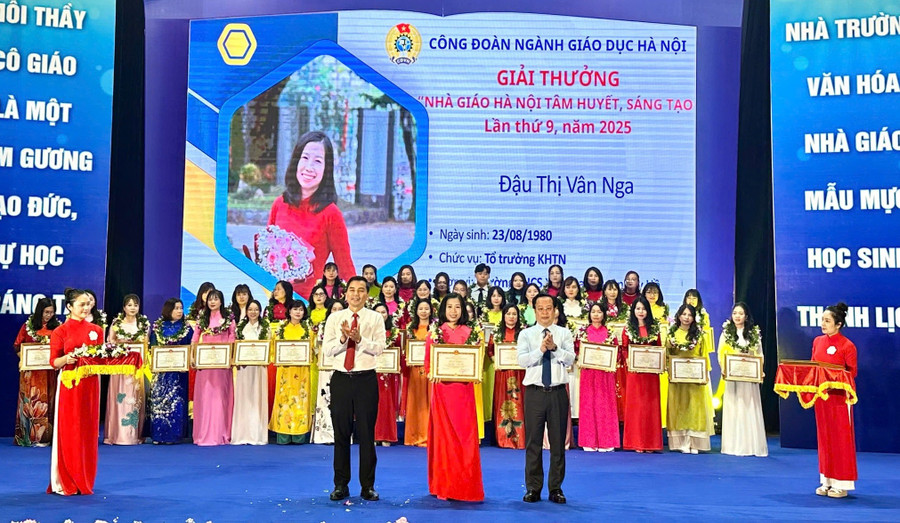 Cô Đậu Thị Vân Nga được vinh danh “Nhà giáo Hà Nội tâm huyết, sáng tạo năm 2025”. Ảnh: Đình Tuệ 