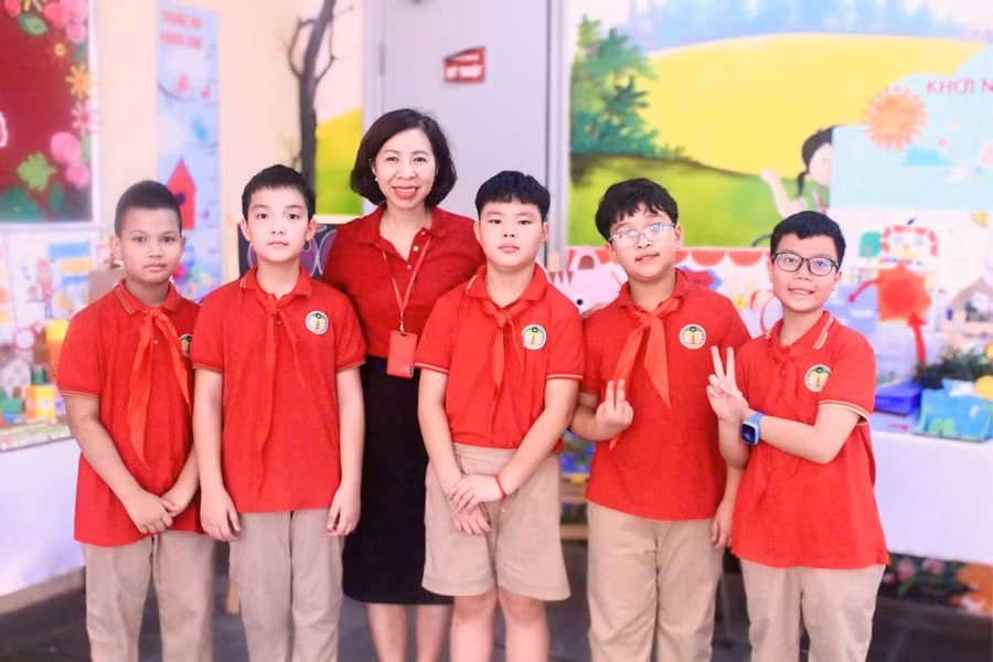 Cô Trần Thị Bích Liên - Hiệu trưởng Trường Tiểu học Tràng An và học trò. (Ảnh: NVCC)