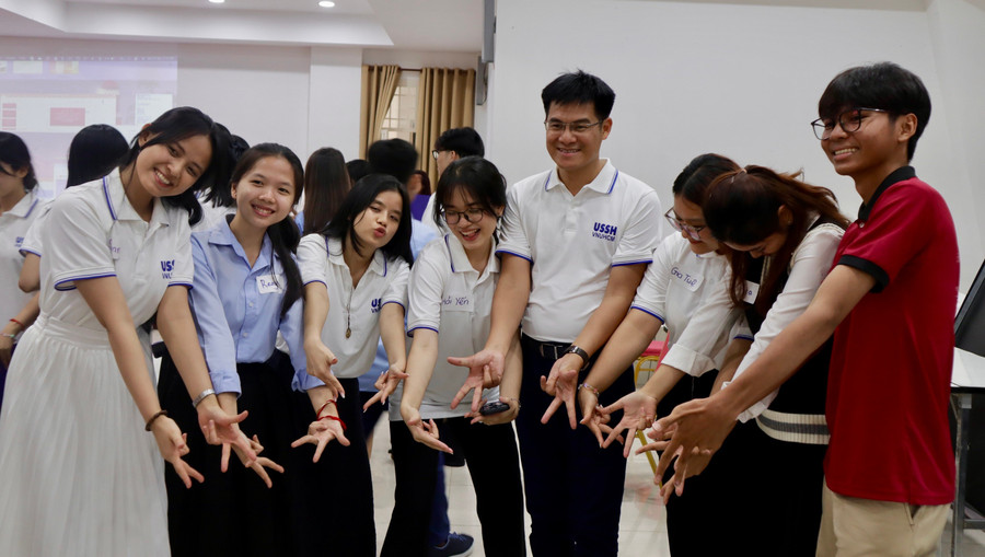 Sinh viên giao lưu văn hóa để mùa Hè ý nghĩa hơn. Ảnh: HCMUSSH hoc-ky-he-2.jpg