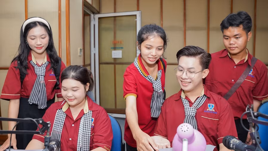 Sinh viên dành thời gian nghỉ hè để tham quan doanh nghiệp. Ảnh: NTTU